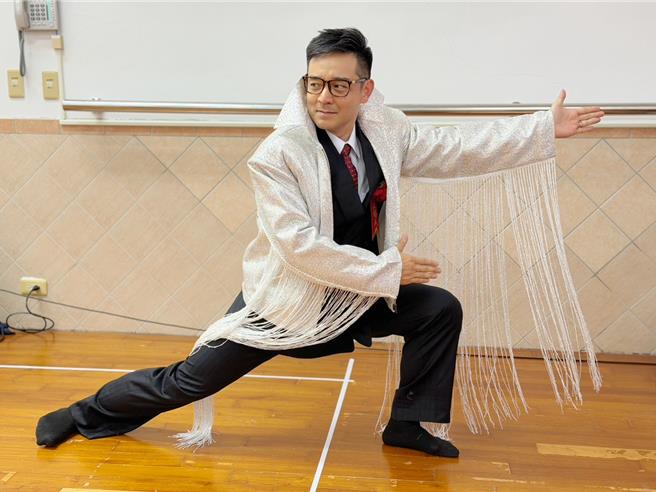 岑永康在《一村喜事：康乐队来了》饰演村长。（金星文创提供）