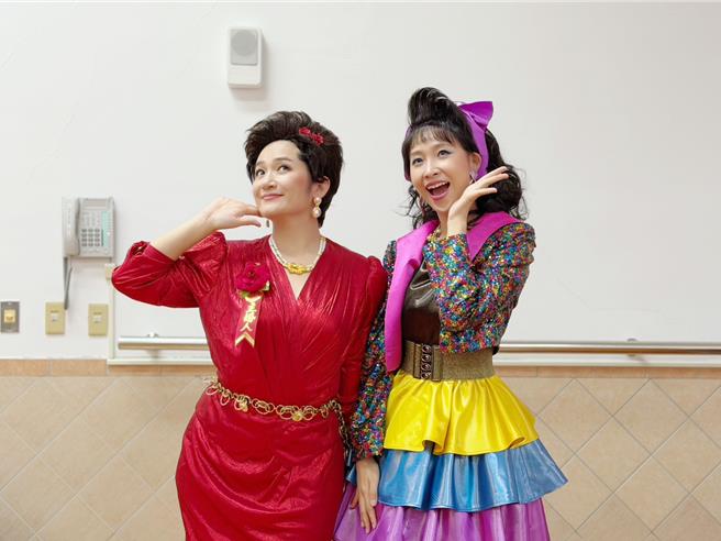 黄云歆（右）与罗美玲在《一村喜事：康乐队来了》走怀旧復古风，造型超级华丽。（金星文创提供）