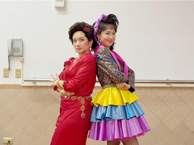 黄云歆（右）与罗美玲在《一村喜事：康乐队来了》走怀旧復古风，造型超级华丽。（金星文创提供）