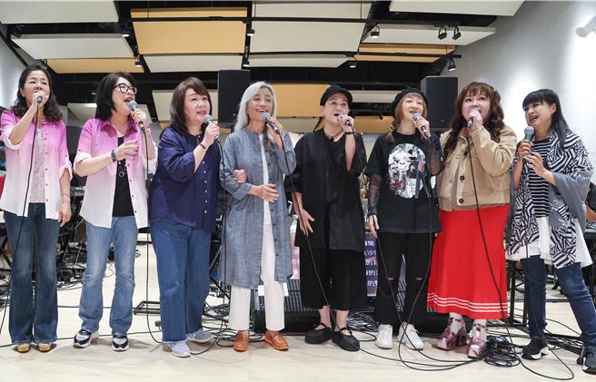 許淑絹（左起）、林佳蓉、徐曉菁、楊芳儀、邰肇玫、陳艾玲、南方二重唱今（12日）為「臺北大巨蛋·民歌大團圓」演唱會彩排。（陳俊吉攝）