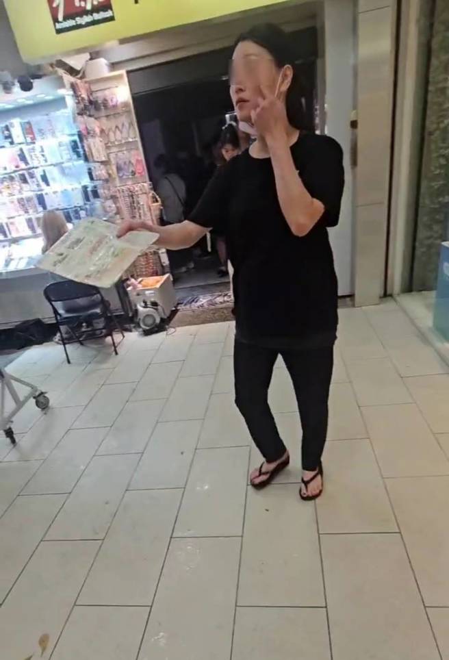 西門町夾腳拖阿姨狂向路人推銷保養品。(照片/讀者提供)