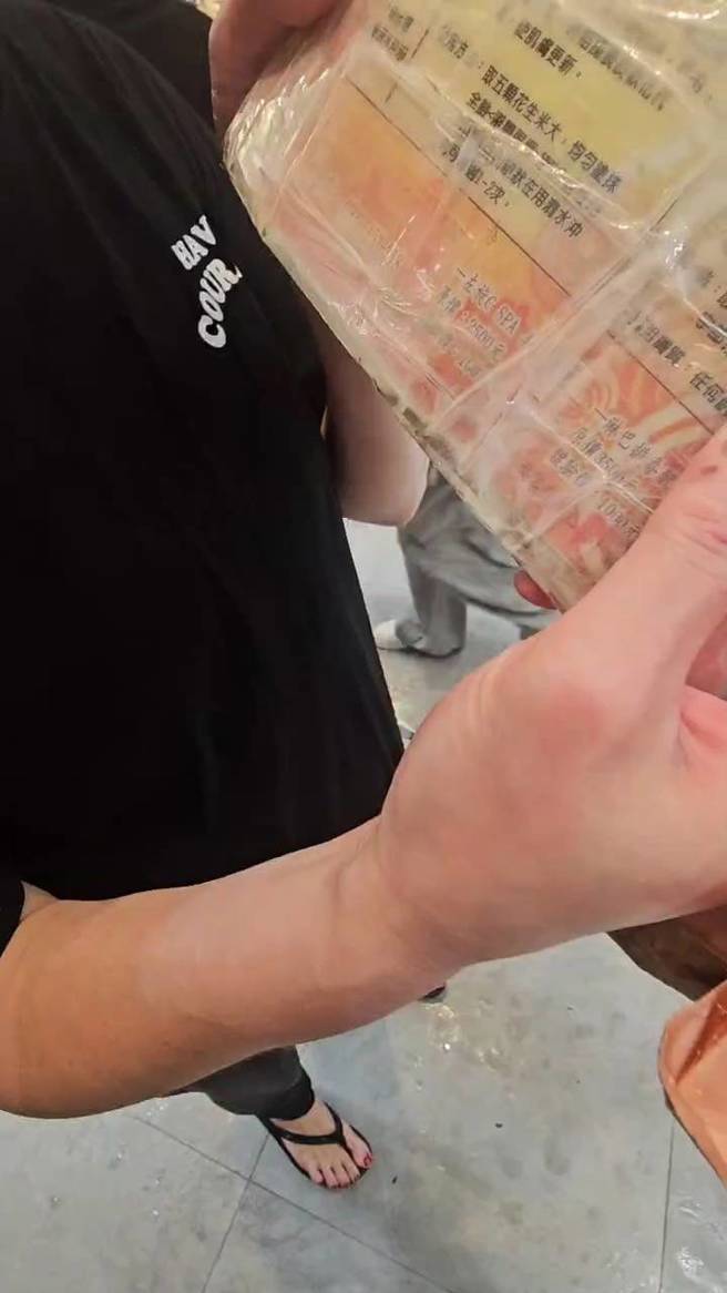 女推銷員的產品DM破爛不堪。(照片/讀者提供)