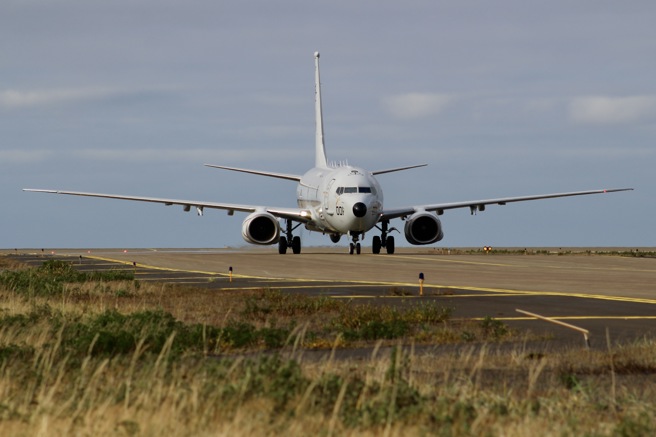 2025年9月25日，美国P-8A反潜机抵达冰岛凯夫拉维克机场。（DVIDS）
