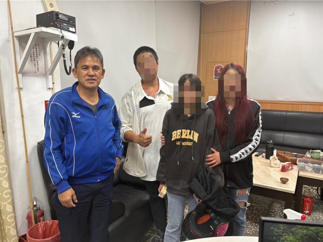 大溪警分局巴陵派出所所长游华进（左）巡逻时发现高姓少女，通知家人将女儿带返家。（警方提供／吕筱蝉桃园传真）