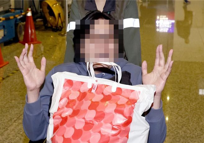 在网路上贴文「法国BBC报导台湾捐了80亿欧元」，才换来副总统萧美琴赴欧洲演讲的陈姓男子12日回台，并强调他只是觉得反串文太好笑「必须要转发」。（范扬光摄）