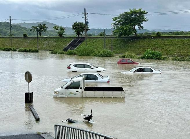 颱風外圍環流與東北季風共伴效應，多處傳出嚴重淹水與土石流災情。（示意圖／林儒暘提供）