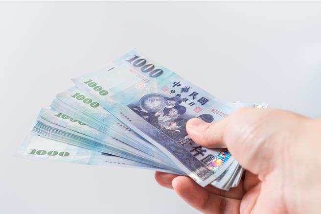 國民年金保費將調漲，衛福部公布，明年元旦起，國民年金保險投保金額將調為2萬1103元，每人每月自付保費，最高將增加84元。（示意圖：shutterstock／達志）