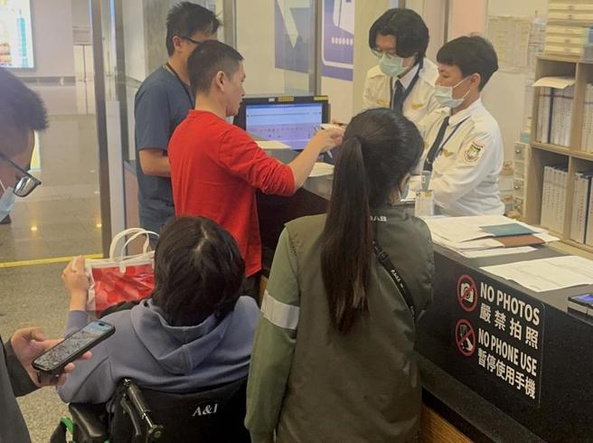 警方在桃園機場將陳男通知到案說明。（翻攝照片／林郁平台北傳真）