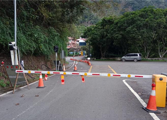 受鳳凰颱風外圍環流影響，高雄台20臨105線梅山口至大關山，0至37公里處今（12）日上午7時起預警性封閉，經公路局甲仙工務段下午巡查確認路況安全、排除零星落石後，於下午5時解除封閉，恢復一般管制通行。（公路局甲仙工務段提供／林雅惠高雄傳真）