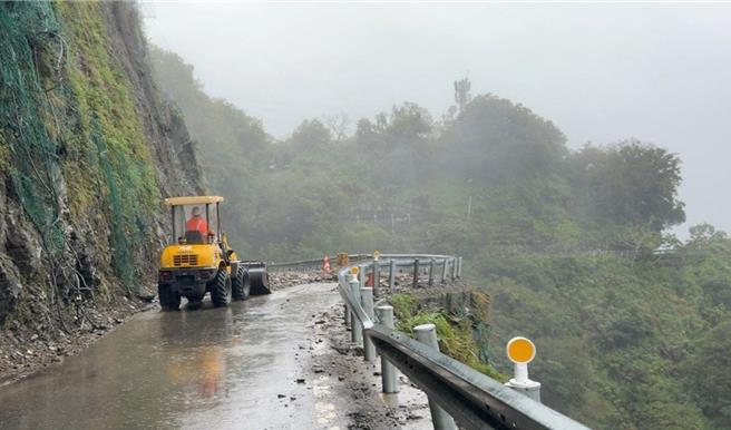 中横公路台8线157.7k豁然亭路段12日中午持续落石阻断，预计13日15时抢通。（公路局提供／蔡明亘台北传真）