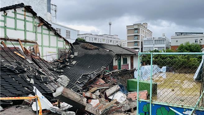 屋龄逾50年的木造老屋，因临侧工地地基流失，整栋倾倒坍塌。（萧嘉蕙摄）（萧嘉蕙摄）