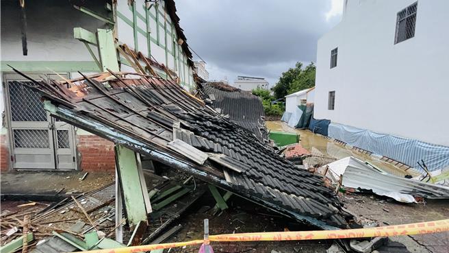 屋主心疼阿公留下的老屋倾倒成废墟，所幸当时屋内无人。（萧嘉蕙摄）