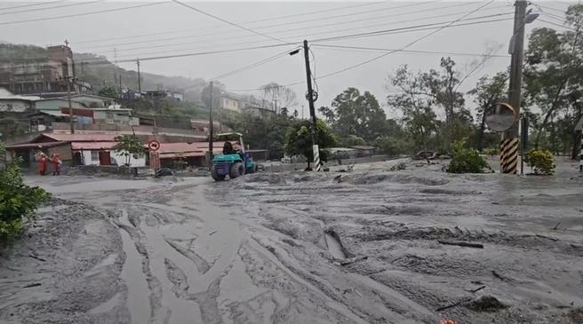 鳳凰颱風為花蓮明利村帶來重大泥流災情，讓村長痛批水利署不願延伸堤防導致淹水。經濟部回應，是考量該處地勢較高，決定先用沙包加固。（民眾提供／資料照）