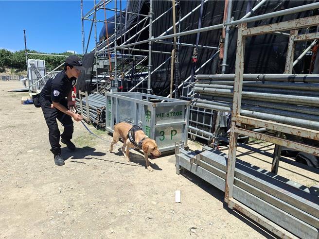 桃園警犬隊於去年12月正式掛牌成立，表現優異，深受市民喜愛，曾在桃園萬聖城、樂天桃猿球賽等場合協助維安，但犬舍興建規畫1年仍未動工，進度原地踏步。（圖／警方提供）