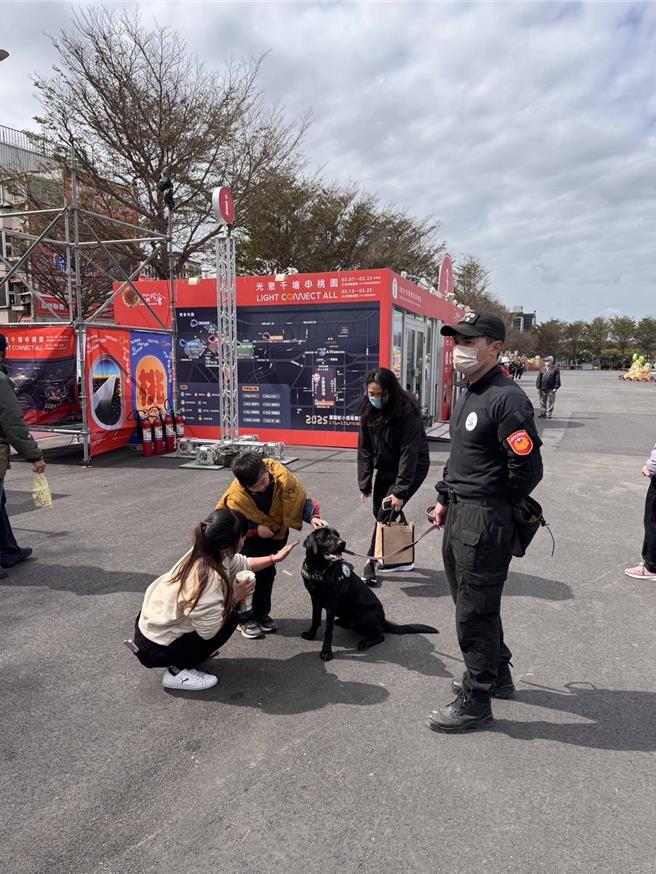 桃園警犬隊於去年12月正式掛牌成立，表現優異，深受市民喜愛，曾在桃園萬聖城、樂天桃猿球賽等場合協助維安，但犬舍興建規畫1年仍未動工，進度原地踏步。（圖／警方提供）