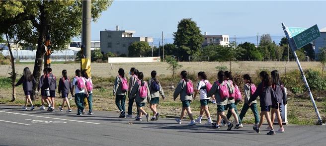 正心中學的仁愛健行以小隊為單位進行，每隊包含國中部與高中部學生，學長姊在路途中要照顧學弟妹，展現正心人團結互助的精神。（正心中學提供）