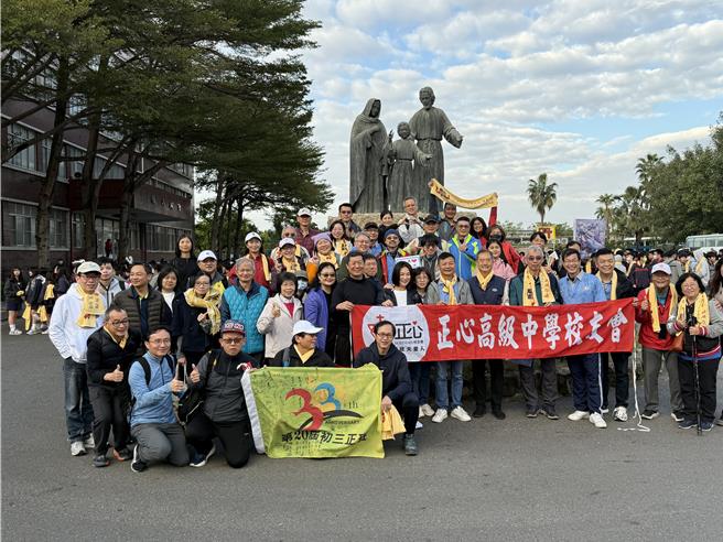 正心中學每年12月舉行的仁愛健行都有校友回娘家重溫中學時期的回憶。（正心中學提供）