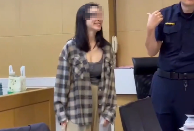 太子集团特助刘纯妤因15万交保后露出灿笑，搭配火辣穿着引发话题，网友热议不断。（图／翻摄自中天新闻）