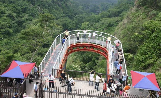 中寮龙凤瀑布空中步道，因河谷岩盘变位影响安全封闭，中寮乡公所将编预算拆除。（本报资料照片／杨静茹南投传真）