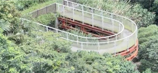 中寮龙凤瀑布空中步道，因河谷岩盘变位影响安全封闭，挨批「山林里的千万垃圾」。（民眾提供／杨静茹南投传真）