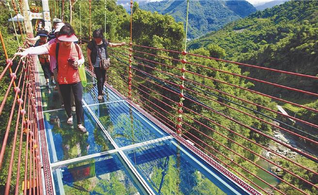 信义琉璃光之桥因风灾受损封闭，乡公所修缮完成，预计年底前交由地方协会维护管理。（本报资料照片／杨静茹南投传真）