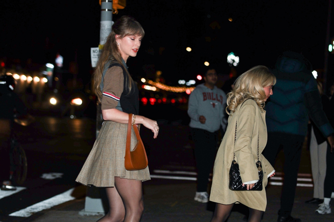 泰勒丝和闺密莎宾娜一起外出用餐。(图／达志)
