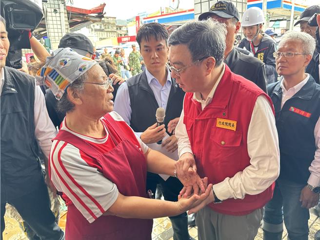 行政院長卓榮泰今（12日）下午親赴蘇澳中原路等勘災，慰問受災居民，強調中央與地方將聯手協助重建。（吳佩蓉攝）