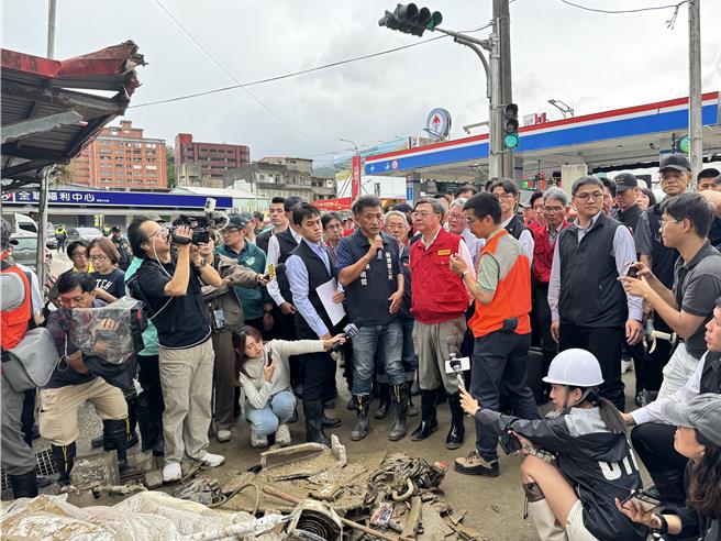 行政院長卓榮泰（紅色背心）今（12日）下午親赴蘇澳中原路等勘災，慰問受災居民，強調中央與地方將聯手協助重建。（吳佩蓉攝）