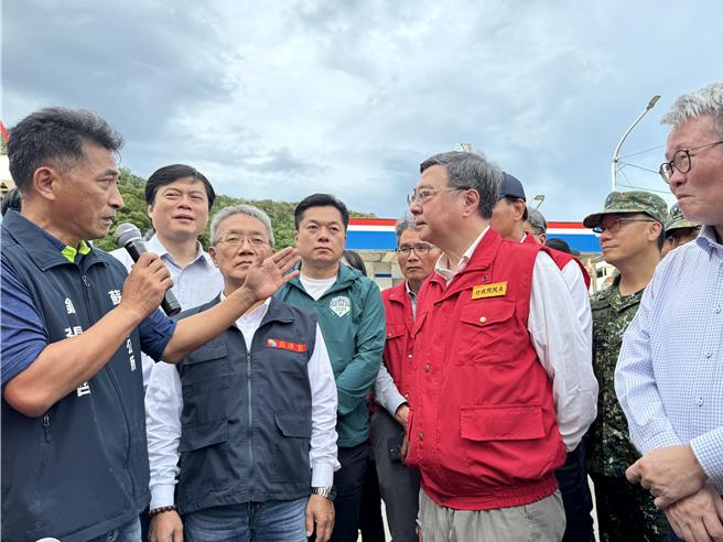 行政院長卓榮泰（紅色背心）今（12日）下午親赴蘇澳中原路等勘災，慰問受災居民，強調中央與地方將聯手協助重建。（吳佩蓉攝）