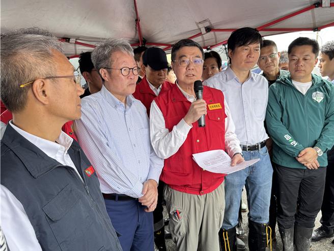行政院長卓榮泰（紅色背心）今（12日）下午親赴蘇澳中原路等勘災，慰問受災居民，強調中央與地方將聯手協助重建。（吳佩蓉攝）