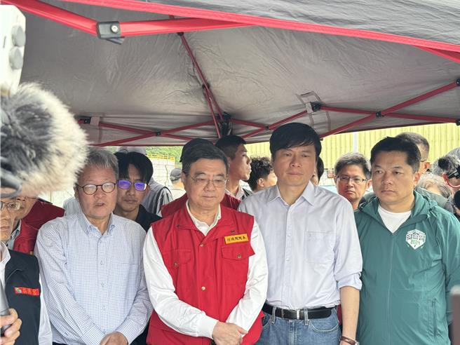 行政院長卓榮泰（紅色背心）今（12日）下午親赴蘇澳中原路等勘災，慰問受災居民，強調中央與地方將聯手協助重建。（吳佩蓉攝）