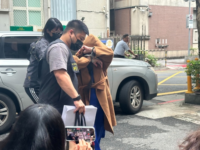 涉为诈团洗钱上亿，知名麻辣锅板娘遭声押禁见。（图／陈志贤摄）