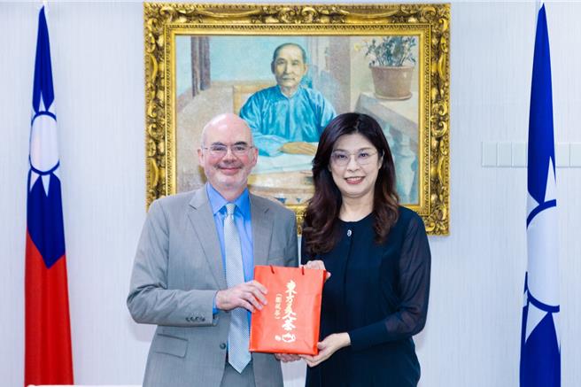 美国在台协会AIT处长谷立言（左）与国民党主席郑丽文（右）。（国民党提供）