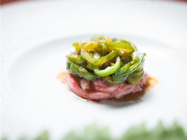 陳主廚的招牌「青椒A5和牛排」將升級回歸，此次饕客能品嘗到加了黑松露的嶄新版本，感受中西交融的味覺藝術。（圖／台北遠東香格里拉）