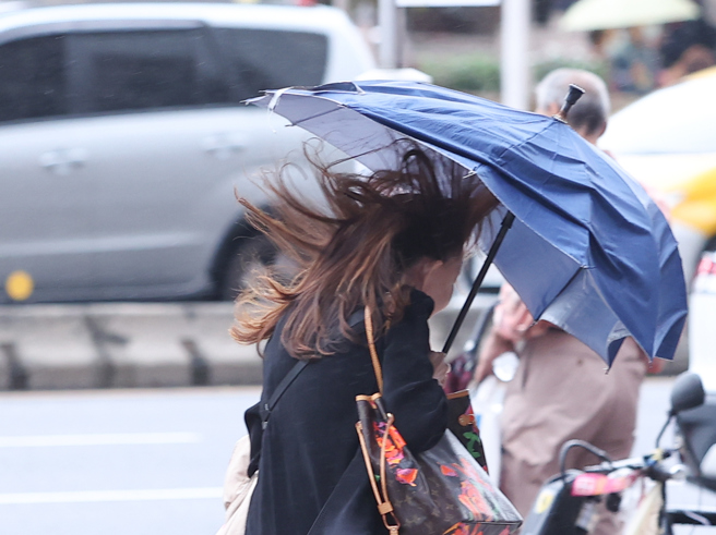 鳳凰颱風轉弱，台南13日正常上班上課。（示意圖／本報資料照）