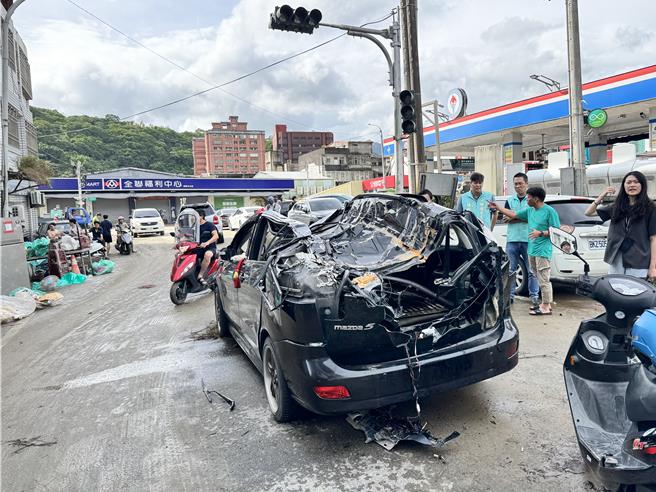 军方出动AAV7两栖突击车涉水救援时，不慎压毁两辆民眾车辆。（吴佩蓉摄）