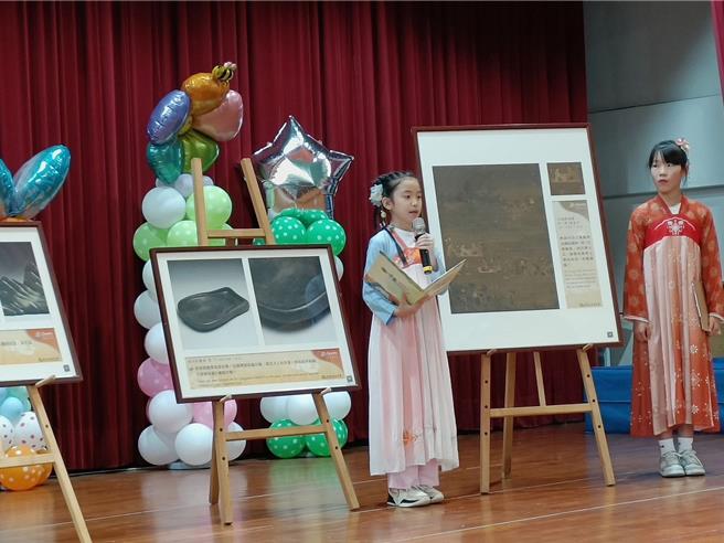 广达《游于艺》开幕典礼中，小学生还穿着古装登场，化身小小导览员，带领观眾穿越时空走进宋代画作的世界。（图／中正国小）