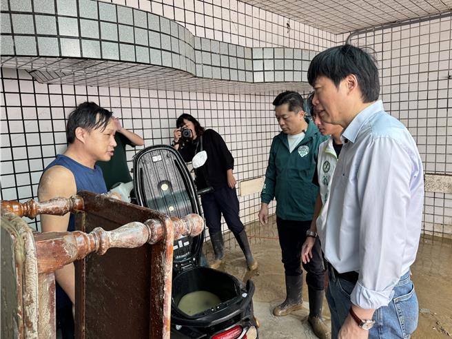 今（12）日上午，立法委员陈俊宇与行政院顾问林国漳、苏澳镇长李明哲前往勘灾，盼望重建的援手。（吴佩蓉摄）