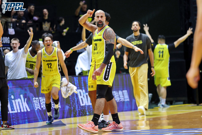 新北国王桑尼（中）12日单场贡献26分、8篮板，助队击退福尔摩沙梦想家。（TPBL提供）