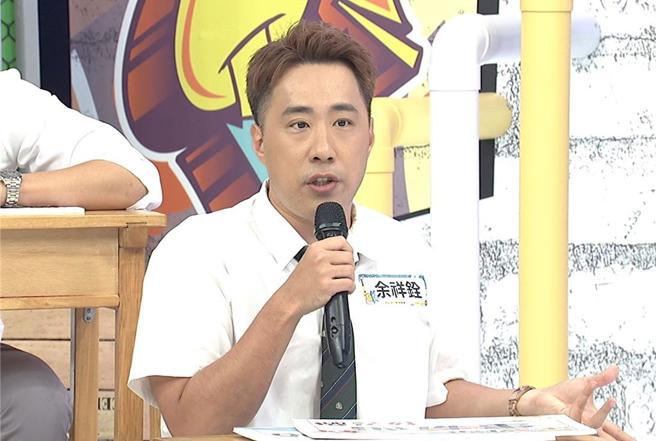 余祥铨幽默模仿周汤豪。（中天综合台提供）
