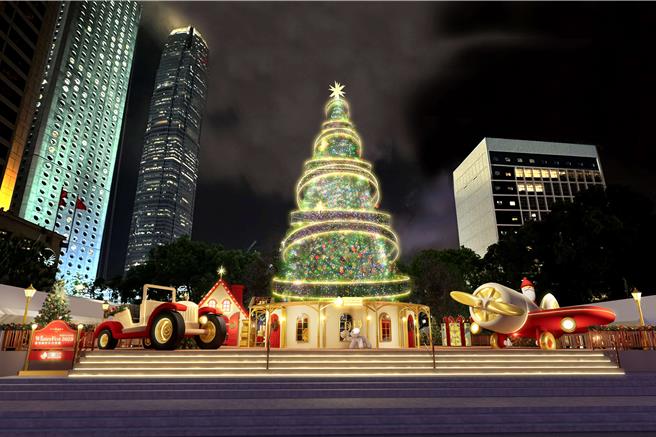 高達20米的巨型聖誕樹與浪漫「星光長廊」點亮中環夜色，成為香港冬日聖誕最燦爛必拍景點。(港旅局提供)  