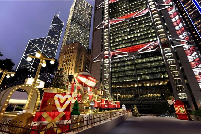 中環皇后像廣場花園化身夢幻「聖誕天地」，以飛船、小木偶、小火車等繽紛裝飾打造童話般的節慶場景 。(港旅局提供)    