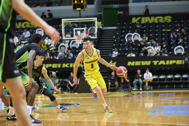 新北國王李愷諺（中）的外公近日過世，12日他銜哀出賽，努力繳出17分、6籃板數據，幫助球隊奪勝。（TPBL提供）