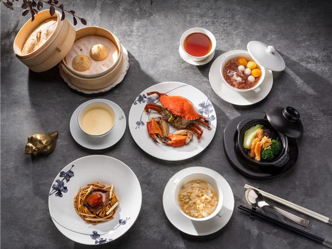 「雅阁」推出秋蟹尊馔飨宴，细品秋蟹的甘甜细致、蟹黄的香浓馥郁，感受季节最鲜美的滋味。图／台北文华东方酒店提供 