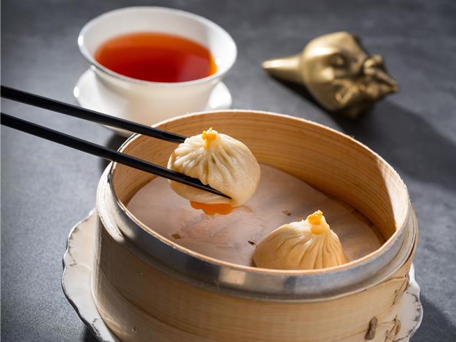 「蟹皇鲜汤包」的蟹香与丰盈肉汁浸润于唇齿间美味缭绕，尽显秋蟹之极致风味。图／台北文华东方酒店提供