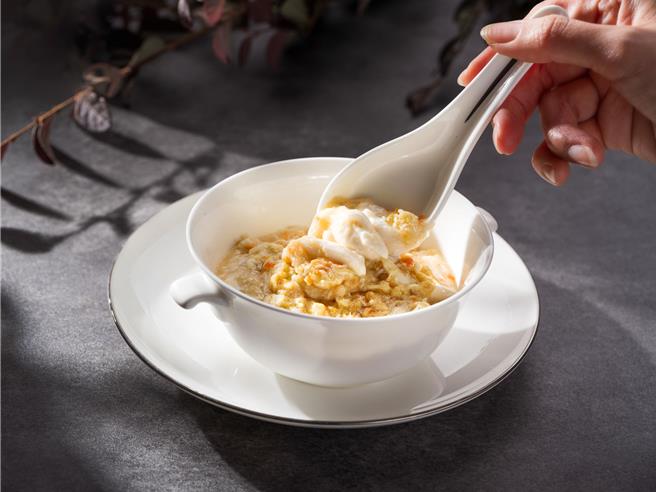 「蟹粉嫩豆花」将秋蟹佐以豆花醇润，清雅中蕴藏奢华层次，展现粤式细腻火候与秋日柔和气韵。图／台北文华东方酒店提供