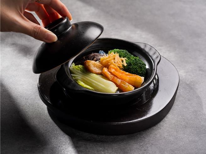 「海珍时蔬粉丝锅」将时蔬清脆佐以饱满吸附咸鲜海味的粉丝，绽放秋香雅致食感。图／台北文华东方酒店提供