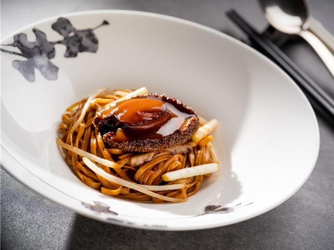 「南非鲍鱼烩伊麵」的鲍鱼Q弹饱满、鲜香四溢 。图／台北文华东方酒店提供