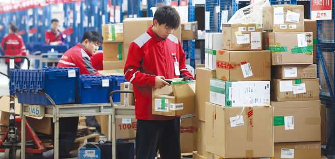 大陆「双11」购物节期间，全网电商销售总额约人民币1.7兆元，年增14.2％。资料照片