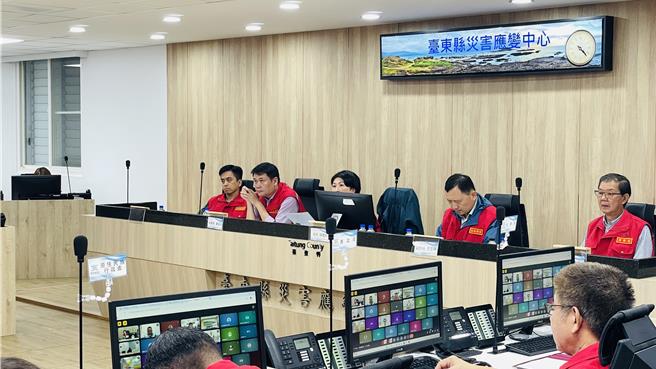 台东县政府考量达仁乡土坂联外道路中断，为顾及师生上班上课安全，土坂国小明（13）日停止上班上课。（萧嘉蕙摄）